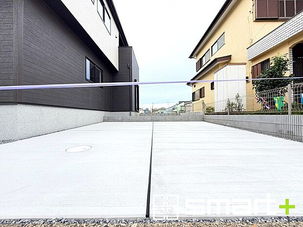 ~ゆとりあるカースペース~ ・セカンドカーや来客時にも困らないカースペース2台分は並列駐車可能。物置や駐輪スペースなどにも利用できますね。 ・カーポートなどのオプションもお気軽にご相談くださいませ。
