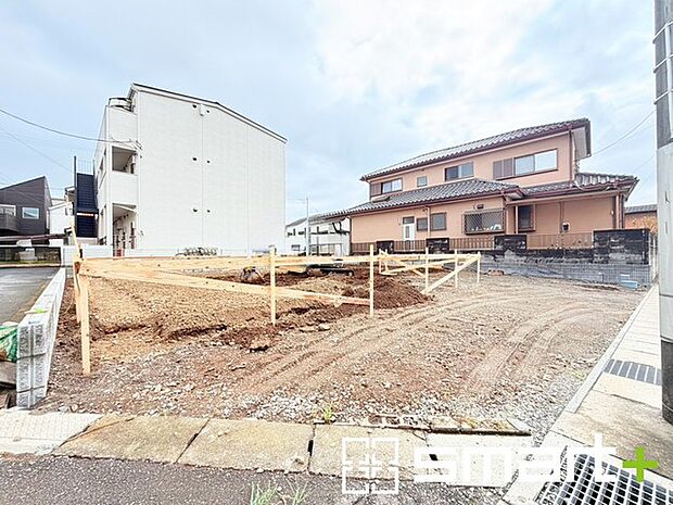 ～閑静な住宅街の立地～ ・周辺は閑静な住宅街となっておりますので、静かな暮らしをご実現いただけます。 ・前面道路の交通量も多くないので、小さなお子様がいるご家庭でもご安心ですね。 