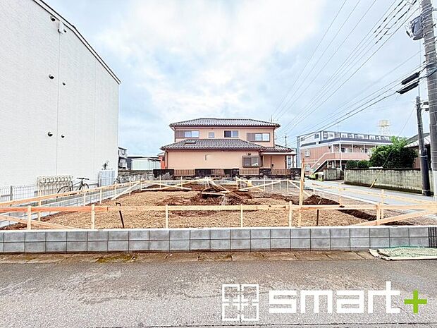 ~開放感ある角地のお住まい~ ・2方向が空く事で開放感のある角地に位置しております。 ・窮屈な感じが無く、ゆったりと暮らせるこの魅力をぜひ現地でご体感くださいませ。