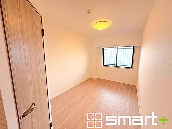 ～明るく暖かな光が差し込む洋室～ ・窓からたっぷりの光が舞い込み、お部屋全体を優しく包み込んでくれます。 ・くつろぎのプライベート時間を明るい空間で穏やかにお過ごしいただけます。