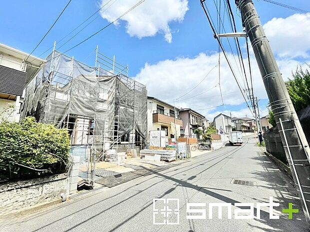 ~十分な広さのある前面道路~ ・前面道路は約6mございますので、お車でのすれ違いも楽々で余計なストレスがかかりません。 ・日々お車での移動が多い方には大切なポイントですね。
