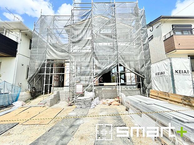 ~ベタ基礎でしっかりとした土台~ ・コンクリートの中に鉄筋を配し強度を高めた「ベタ基礎」を採用。 ・しっかりとした土台を造ったうえで、その上に建物が築造されていきます。