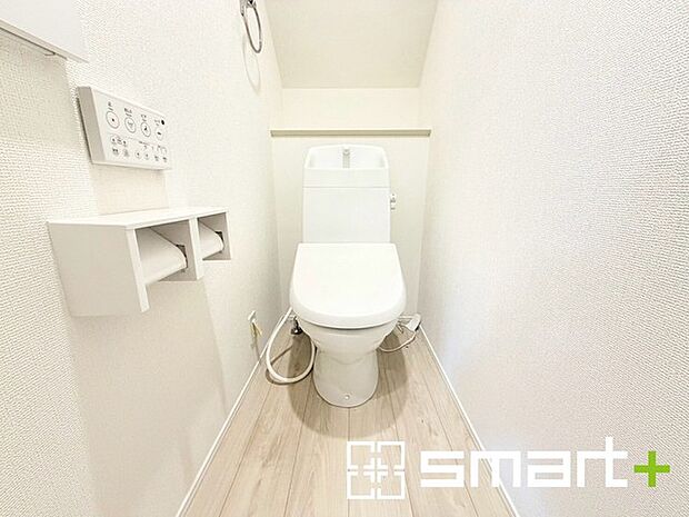 ~窓付きの明るいトイレ~ ・使用後や掃除の際に窓を開ければ、外からの新鮮な空気を取り込み素早く換気ができます。 ・埋め込み収納付きでストックや掃除用具もスッキリ片付きますね。