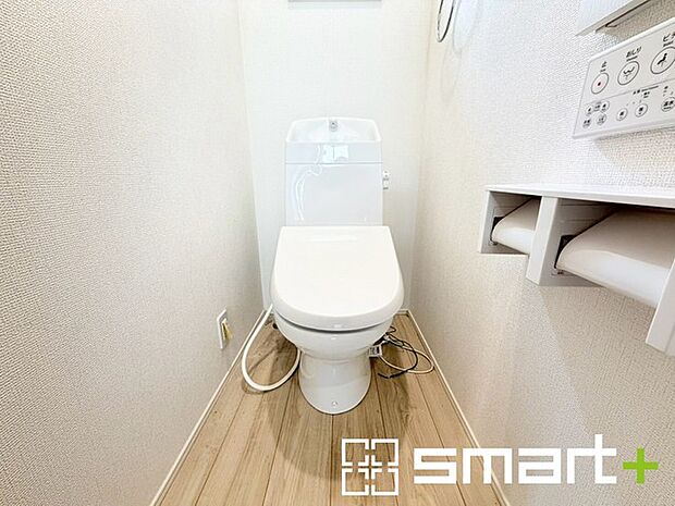 ~窓付きの明るいトイレ~ ・使用後や掃除の際に窓を開ければ、外からの新鮮な空気を取り込み素早く換気ができます。 ・埋め込み収納付きでストックや掃除用具もスッキリ片付きますね。