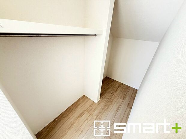 ~便利なファミリークローク~ ・コートなど上着、ゴルフ・スキーなど趣味の用具、ブーツなどかさばる靴、などなどお好きなものを収納いただけるファミリークロークをご用意。ぜひご体感くださいませ。