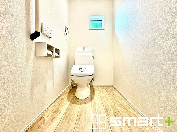 ~やはり便利なタンク式トイレ~ ・最近はタンクレストイレもございますが、タンク式の場合は停電時もお水を流すことが可能。 ・故障時なども比較的費用が安くなるなど、メリットが多くなります。