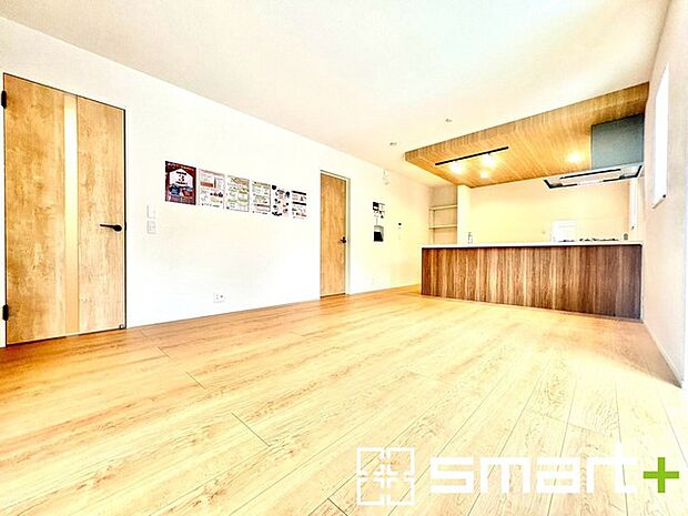 ~折下げ天井でオシャレな空間~ ・キッチン部分に折下げ天井を施すことでリビングが広く見える効果もあり、開放的な空間が広がります。 ・メリハリのあるオシャレなキッチンで毎日の家事も楽しくなりますね。