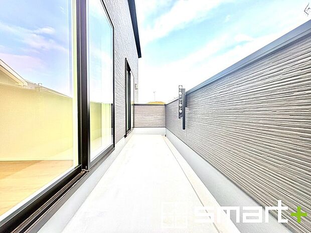 ~洗濯物も干しやすいバルコニー~ ・陽当たり良好のバルコニーは2部屋から出入りができて毎日のお洗濯も快適。 ・物干し竿受けが標準装備されているのですぐにお使いいただけます。