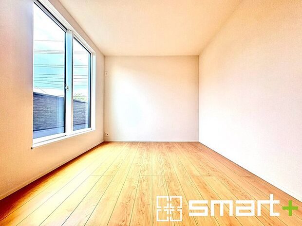~明るく暖かな光が差し込む洋室~ ・大きな窓からたっぷりの光が舞い込み、お部屋全体を優しく包み込んでくれます。 ・収納付きなので整理整頓しやすく、生活空間が広がりますね。