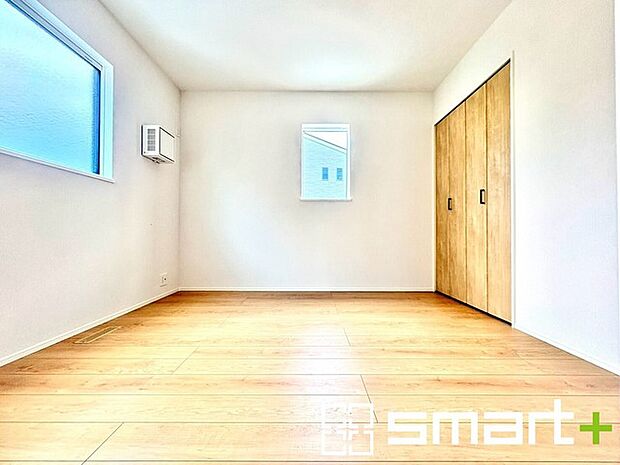 ~2面採光の明るいお部屋~ ・洋室は2面採光とする事で穏やかな陽の入る明るい空間となっております。 ・くつろぎのプライベート時間を明るい空間で穏やかにお過ごしいただけます。