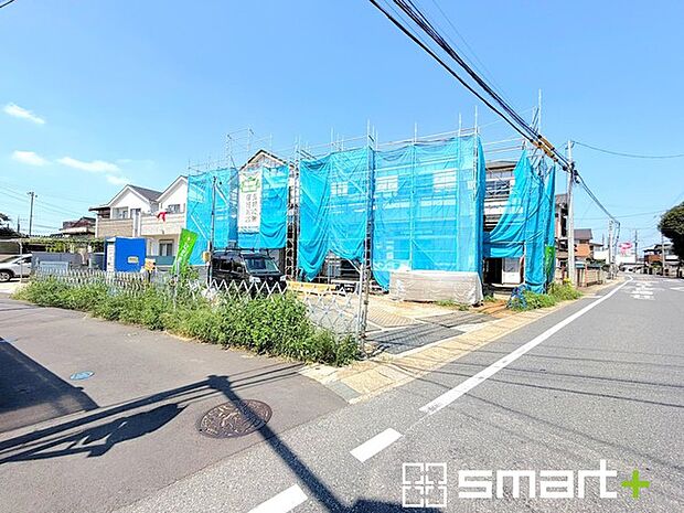 ~開放感ある角地のお住まい~ ・2方向が空く事で開放感のある角地に位置しております。 ・窮屈な感じが無く、ゆったりと暮らせるこの魅力をぜひ現地でご体感くださいませ。