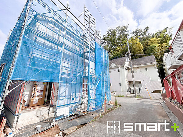 ～閑静な住宅街の立地～ ・周辺は閑静な住宅街となっておりますので、静かな暮らしをご実現いただけます。 ・前面道路の交通量も多くないので、小さなお子様がいるご家庭でもご安心ですね。
