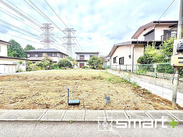 ~ベタ基礎でしっかりとした土台~ ・コンクリートの中に鉄筋を配し強度を高めた「ベタ基礎」を採用。 ・しっかりとした土台を造ったうえで、その上に建物が築造されていきます。