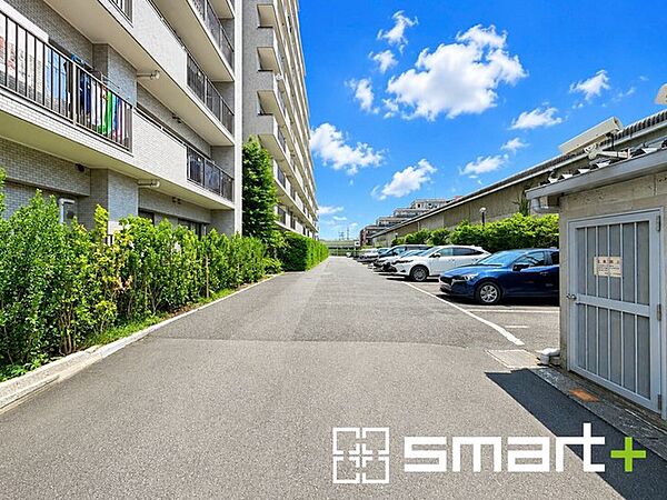 ～便利な平面駐車場～ ・広い敷地を活かした平面式の駐車場。車の出し入れが楽で利便性に優れます。 ・空き状況などもお気軽にお問い合わせくださいませ。