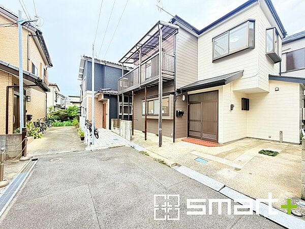 ～十分な広さのある前面道路～ ・前面道路は約4ｍございますので、お車でのすれ違いも可能で余計なストレスがかかりません。 ・日々お車での移動が多い方には大切なポイントですね。
