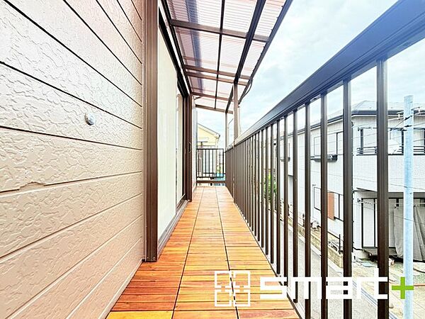 ～洗濯物も干しやすいバルコニー～ ・陽当たり良好のバルコニーは2部屋から出入りができて毎日のお洗濯も快適。