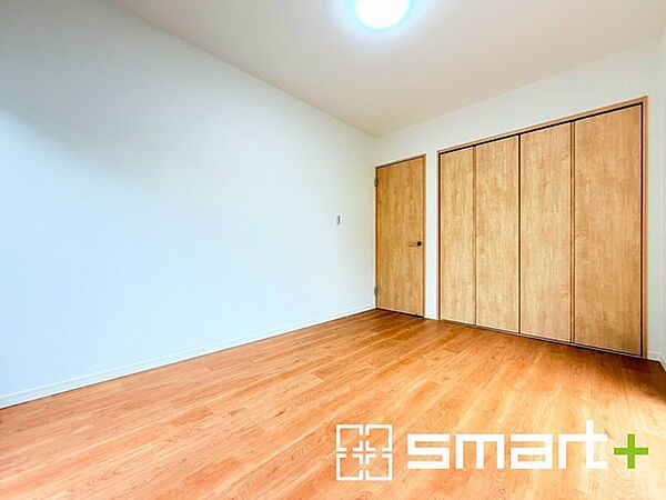 ～明るく暖かな光が差し込む洋室～ ・大きな窓からたっぷりの光が舞い込み、お部屋全体を優しく包み込んでくれます。 ・収納付きなので整理整頓しやすく、生活空間が広がりますね。