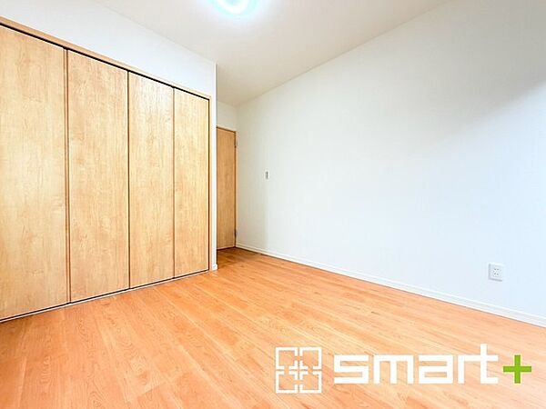 ～2面採光の明るいお部屋～ ・洋室は2面採光とする事で穏やかな陽の入る明るい空間となっております。 ・くつろぎのプライベート時間を明るい空間で穏やかにお過ごしいただけます。