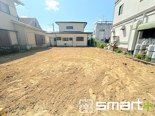 ~閑静な住宅街の立地~ ・周辺は閑静な住宅街となっておりますので、静かな暮らしをご実現いただけます。 ・前面道路の交通量も多くないので、小さなお子様がいるご家庭でもご安心ですね。