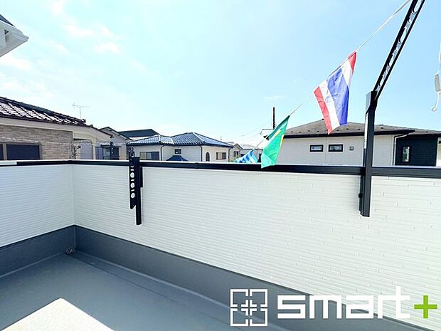 ~洗濯物も干しやすいバルコニー~ ・バルコニーには物干し竿受けが標準装備されております。 ・テラス屋根等のオプションもお気軽にご相談くださいませ。