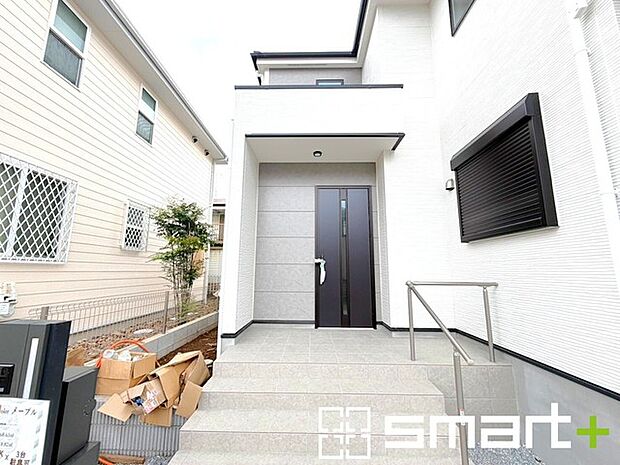 ～お住まいの顔「玄関」～ ・玄関ドアの上にはもちろん軒がございますので、雨の日でも濡れずに鍵の開閉が可能です。 ・鍵は防犯性に優れたディンプルキーを採用。 