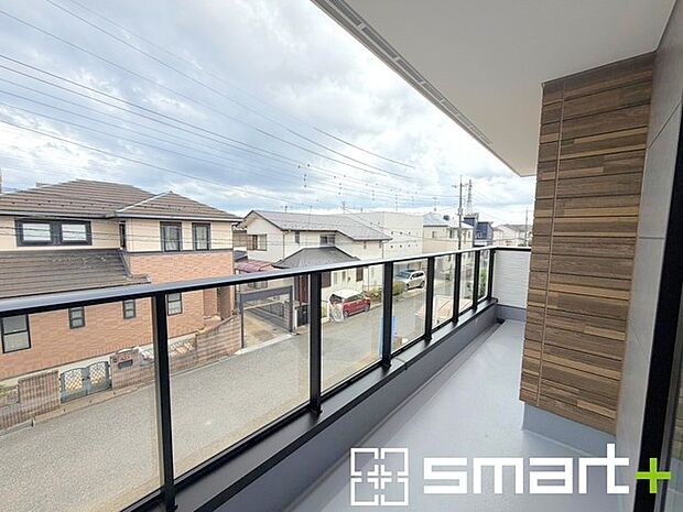 ~屋根付きのバルコニー~ ・バルコニーは屋根付きなので急な雨でも安心です。 ・奥行きもあるので洗濯物が干しやすいのも嬉しいポイントですね。