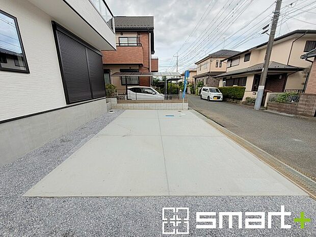 ～駐車場は3台分ご用意～ ・駐車場は3台分ございますので、車通勤の方や複数台お持ちの方にもお勧めのお住まいです。 ・ご来客の際も安心の余裕の敷地です。 