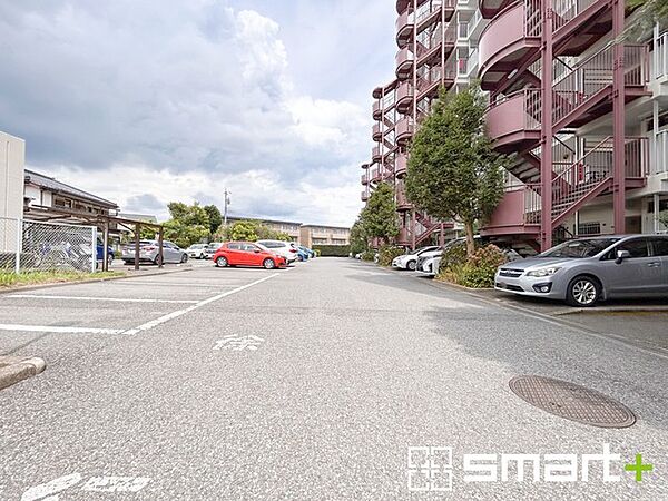 ～便利な平面駐車場～ ・広い敷地を活かした平面式の駐車場。車の出し入れが楽で利便性に優れます。 ・空き状況などもお気軽にお問い合わせくださいませ。