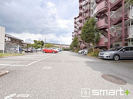 ~便利な平面駐車場~ ・広い敷地を活かした平面式の駐車場。車の出し入れが楽で利便性に優れます。 ・空き状況などもお気軽にお問い合わせくださいませ。