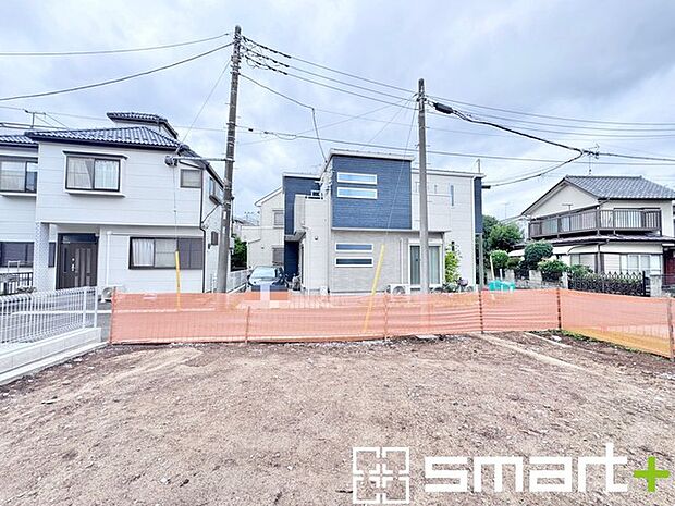 ~ベタ基礎でしっかりとした土台~ ・コンクリートの中に鉄筋を配し強度を高めた「ベタ基礎」を採用。 ・しっかりとした土台を造ったうえで、その上に建物が築造されていきます。