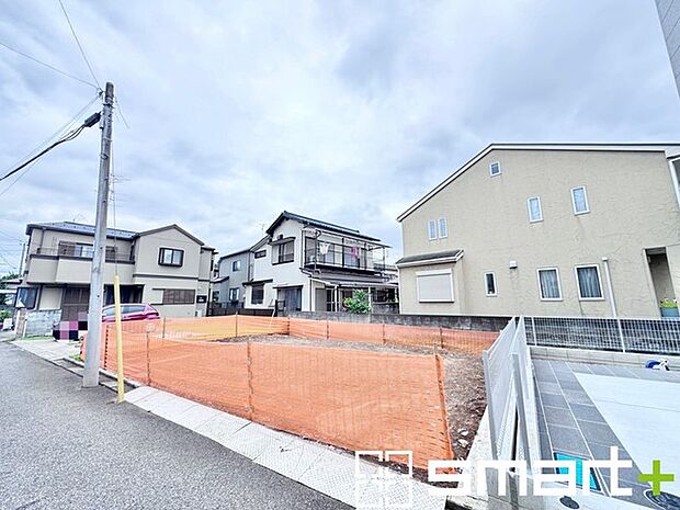 ~十分な広さのある前面道路~ ・前面道路は約4mございますので、お車でのすれ違いも可能で余計なストレスがかかりません。 ・日々お車での移動が多い方には大切なポイントですね。