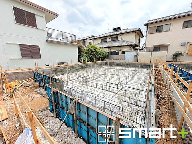 ~ベタ基礎でしっかりとした土台~ ・コンクリートの中に鉄筋を配し強度を高めた「ベタ基礎」を採用。 ・しっかりとした土台を造ったうえで、その上に建物が築造されていきます。