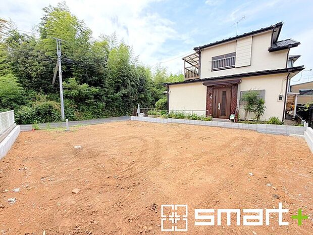~ベタ基礎でしっかりとした土台~ ・コンクリートの中に鉄筋を配し強度を高めた「ベタ基礎」を採用。 ・しっかりとした土台を造ったうえで、その上に建物が築造されていきます。