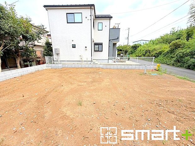 ~閑静な住宅街の立地~ ・周辺は閑静な住宅街となっておりますので、静かな暮らしをご実現いただけます。 ・前面道路の交通量も多くないので、小さなお子様がいるご家庭でもご安心ですね。