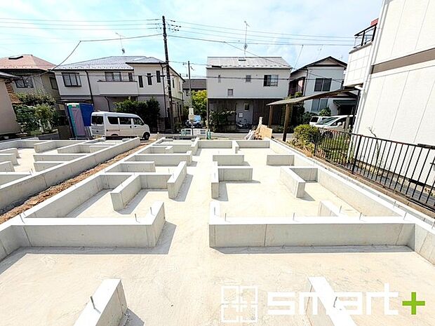 ~ベタ基礎でしっかりとした土台~ ・コンクリートの中に鉄筋を配し強度を高めた「ベタ基礎」を採用。 ・しっかりとした土台を造ったうえで、その上に建物が築造されていきます。