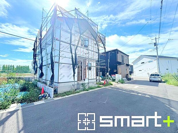 ~閑静な住宅街の立地~ ・周辺は閑静な住宅街となっておりますので、静かな暮らしをご実現いただけます。 ・前面道路の交通量も多くないので、小さなお子様がいるご家庭でもご安心ですね。