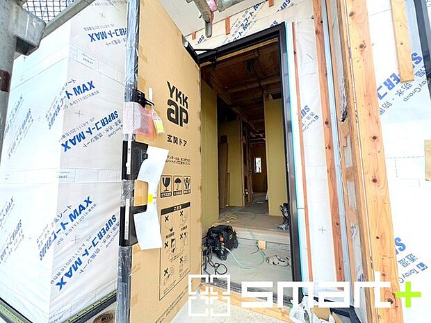 ~ベタ基礎でしっかりとした土台~ ・コンクリートの中に鉄筋を配し強度を高めた「ベタ基礎」を採用。 ・しっかりとした土台を造ったうえで、その上に建物が築造されていきます。