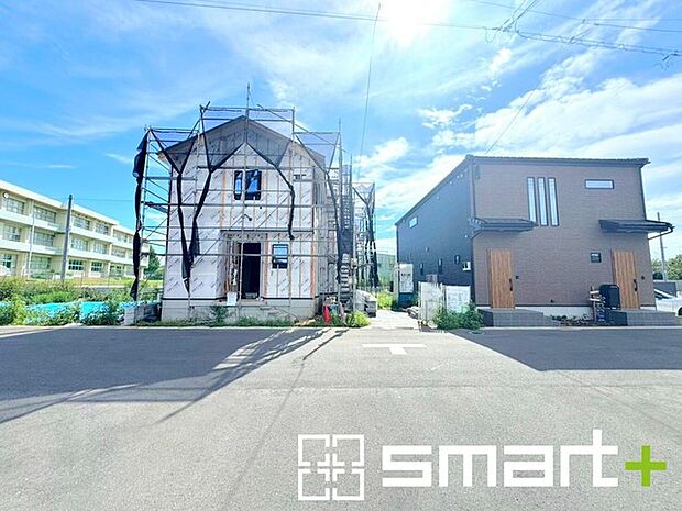 ~十分な広さのある前面道路~ ・前面道路は約6mございますので、お車でのすれ違いも楽々で余計なストレスがかかりません。 ・日々お車での移動が多い方には大切なポイントですね。