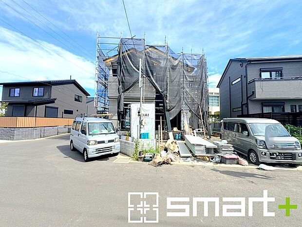 ～開放感ある角地のお住まい～ ・2方向が空く事で開放感のある角地に位置しております。 ・窮屈な感じが無く、ゆったりと暮らせるこの魅力をぜひ現地でご体感くださいませ。