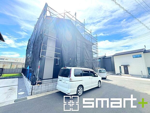 ～閑静な住宅街の立地～ ・周辺は閑静な住宅街となっておりますので、静かな暮らしをご実現いただけます。 ・前面道路の交通量も多くないので、小さなお子様がいるご家庭でもご安心ですね。 