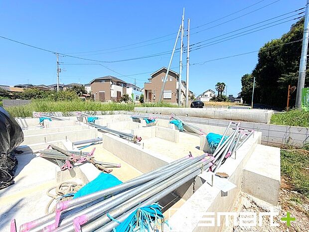 ~ベタ基礎でしっかりとした土台~ ・コンクリートの中に鉄筋を配し強度を高めた「ベタ基礎」を採用。 ・しっかりとした土台を造ったうえで、その上に建物が築造されていきます。