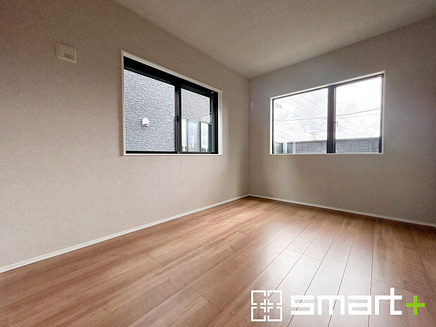 ~2面採光の明るいお部屋~ ・洋室は2面採光とする事で穏やかな陽の入る明るい空間となっております。 ・くつろぎのプライベート時間を明るい空間で穏やかにお過ごしいただけます。