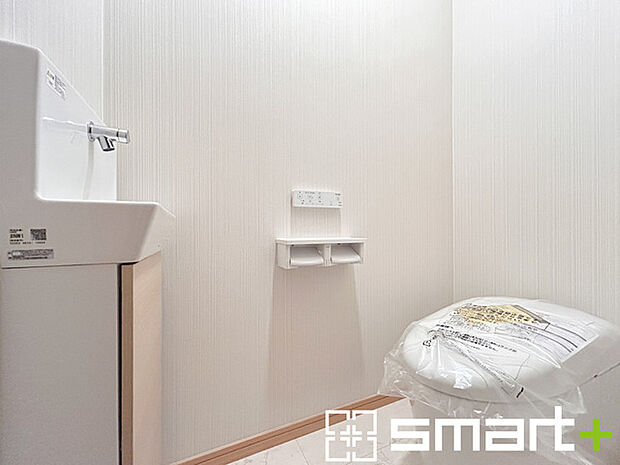 ~やはり便利なタンク式トイレ~ ・最近はタンクレストイレもございますが、タンク式の場合は停電時もお水を流すことが可能。 ・故障時なども比較的費用が安くなるなど、メリットが多くなります。