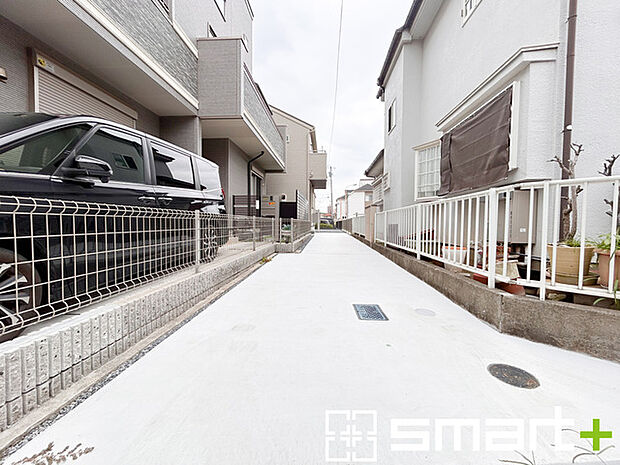~ゆとりあるカースペース~ ・セカンドカーや来客時にも困らないカースペース。自転車やバイク、物置などもおける余裕の広さです。 ・カーポートなどのオプションもお気軽にご相談くださいませ。