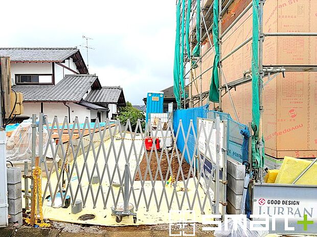 ~ベタ基礎でしっかりとした土台~ ・コンクリートの中に鉄筋を配し強度を高めた「ベタ基礎」を採用。 ・しっかりとした土台を造ったうえで、その上に建物が築造されていきます。