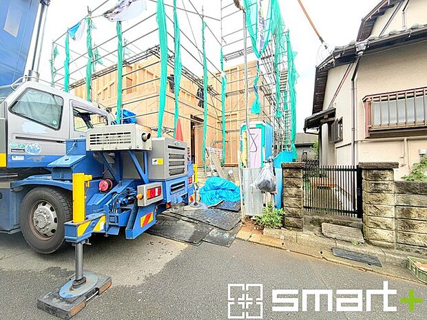 ~閑静な住宅街の立地~ ・周辺は閑静な住宅街となっておりますので、静かな暮らしをご実現いただけます。 ・前面道路の交通量も多くないので、小さなお子様がいるご家庭でもご安心ですね。