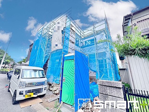 ~ベタ基礎でしっかりとした土台~ ・コンクリートの中に鉄筋を配し強度を高めた「ベタ基礎」を採用。 ・しっかりとした土台を造ったうえで、その上に建物が築造されていきます。