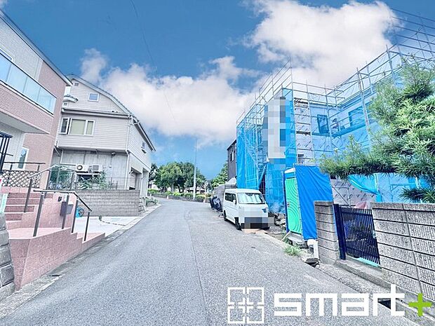 ~閑静な住宅街の立地~ ・周辺は閑静な住宅街となっておりますので、静かな暮らしをご実現いただけます。 ・前面道路の交通量も多くないので、小さなお子様がいるご家庭でもご安心ですね。