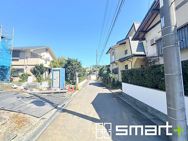 ~閑静な住宅街の立地~ ・周辺は閑静な住宅街となっておりますので、静かな暮らしをご実現いただけます。 ・前面道路の交通量も多くないので、小さなお子様がいるご家庭でもご安心ですね。