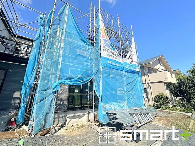 ~ベタ基礎でしっかりとした土台~ ・コンクリートの中に鉄筋を配し強度を高めた「ベタ基礎」を採用。 ・しっかりとした土台を造ったうえで、その上に建物が築造されていきます。